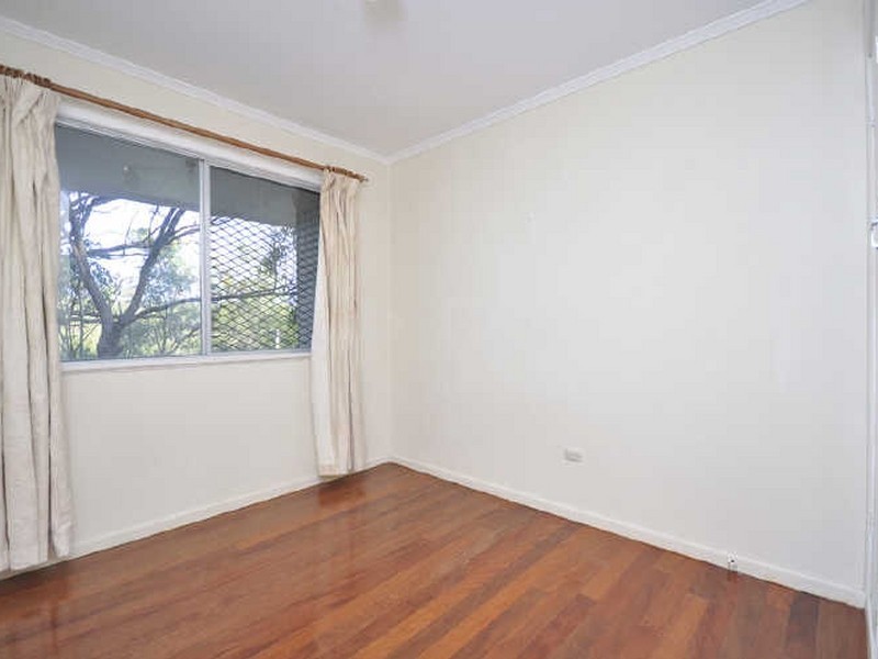 25 Dobbs Street, Holland Park West QLD 4121