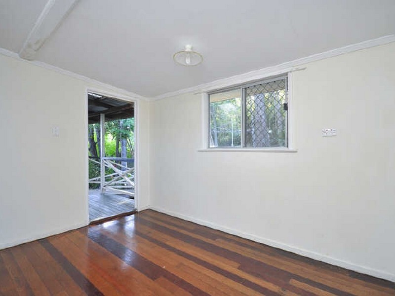 25 Dobbs Street, Holland Park West QLD 4121