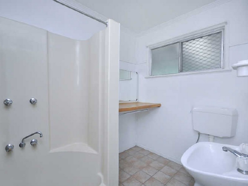 25 Dobbs Street, Holland Park West QLD 4121