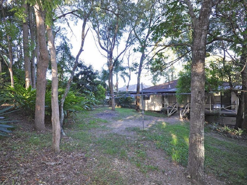 25 Dobbs Street, Holland Park West QLD 4121