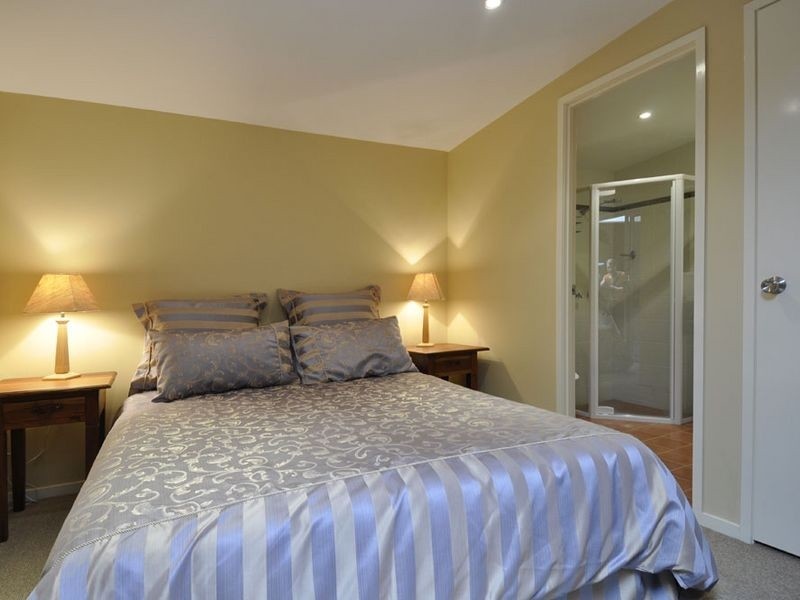 131 Sapphire Street, Holland Park QLD 4121