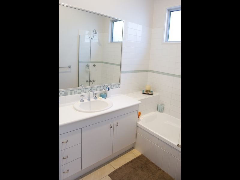 24 Donald Street, Camp Hill QLD 4152