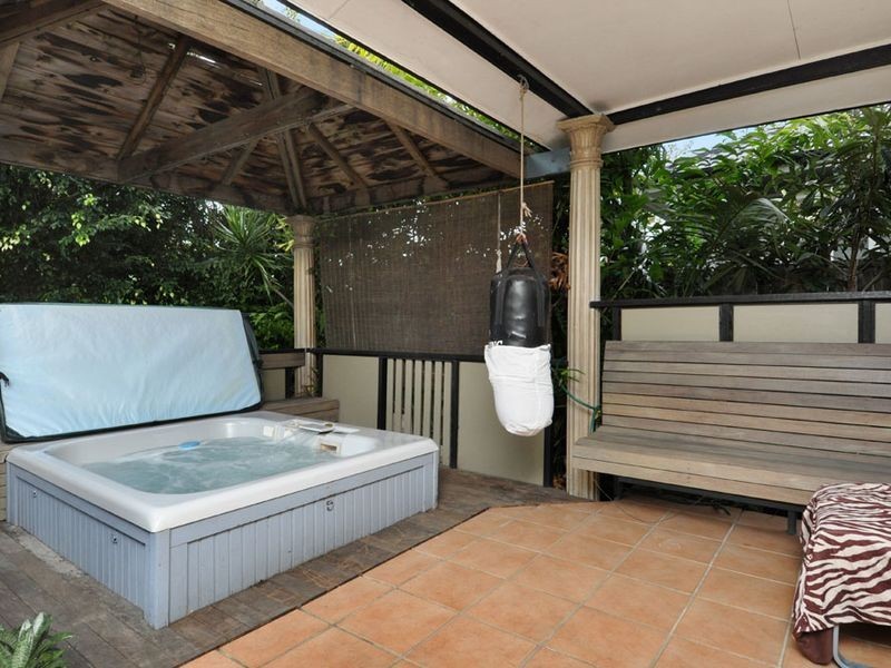 81 Greenmount Avenue, Holland Park QLD 4121