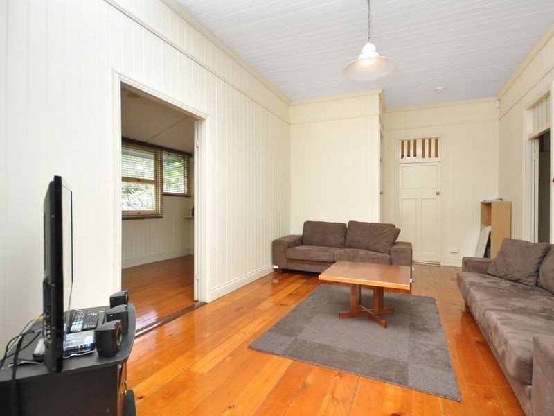 55 Real Avenue, Norman Park QLD 4170
