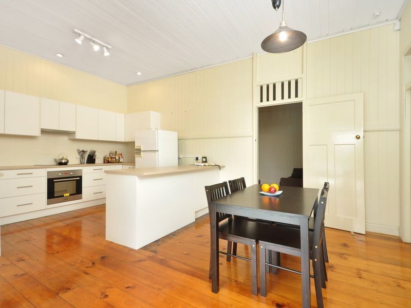 55 Real Avenue, Norman Park QLD 4170