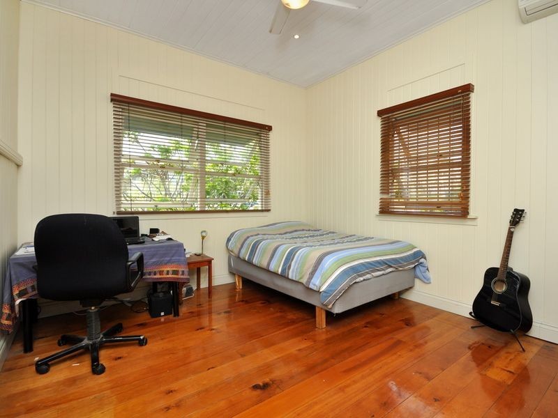 55 Real Avenue, Norman Park QLD 4170