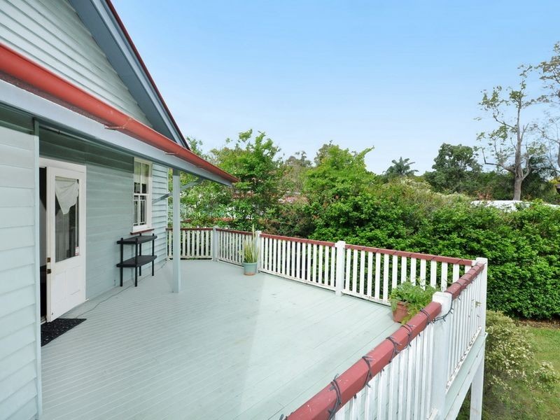 55 Real Avenue, Norman Park QLD 4170