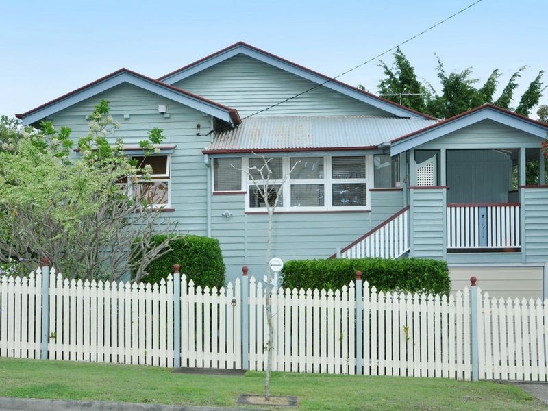 55 Real Avenue, Norman Park QLD 4170