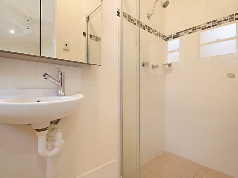 2/116 Juliette Street, Greenslopes QLD 4120