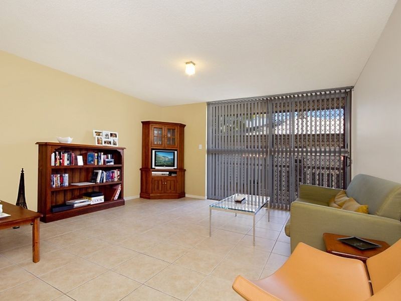 2/68 Pembroke Road, Coorparoo QLD 4151