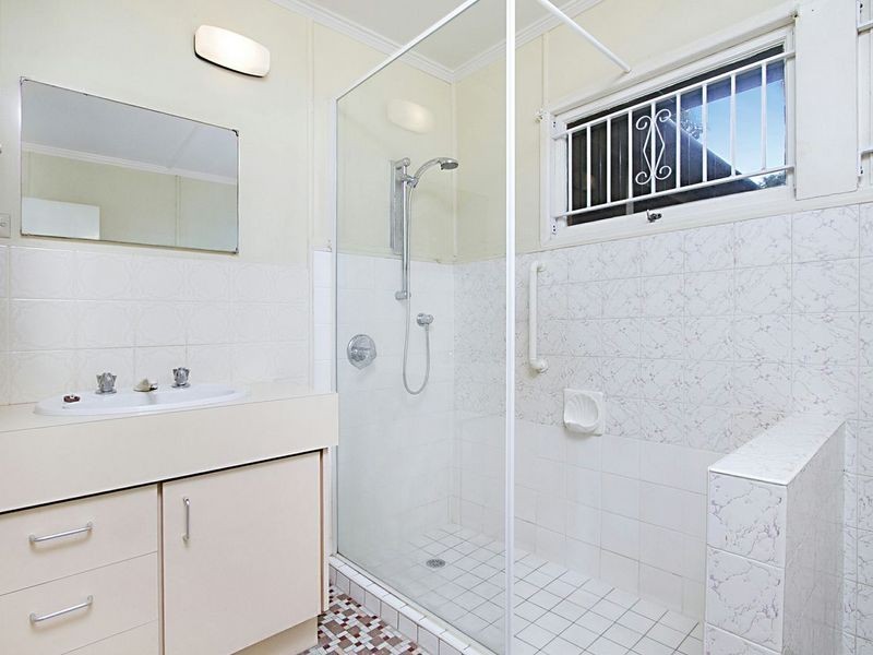 2/5 McLay Street, Coorparoo QLD 4151