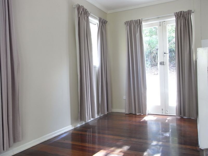 1 Roseglen Street, Greenslopes QLD 4120