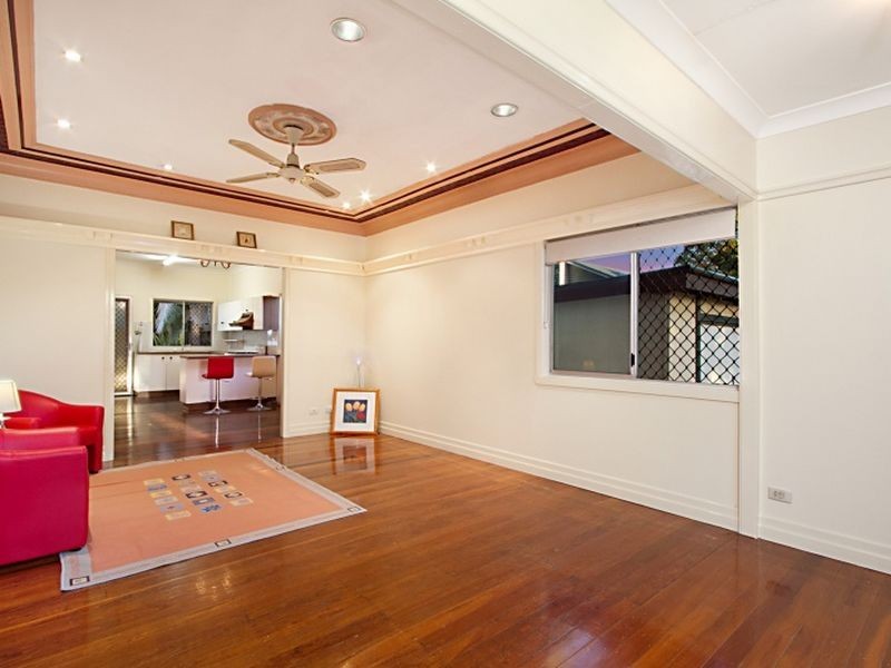 16 Pine Street, Greenslopes QLD 4120