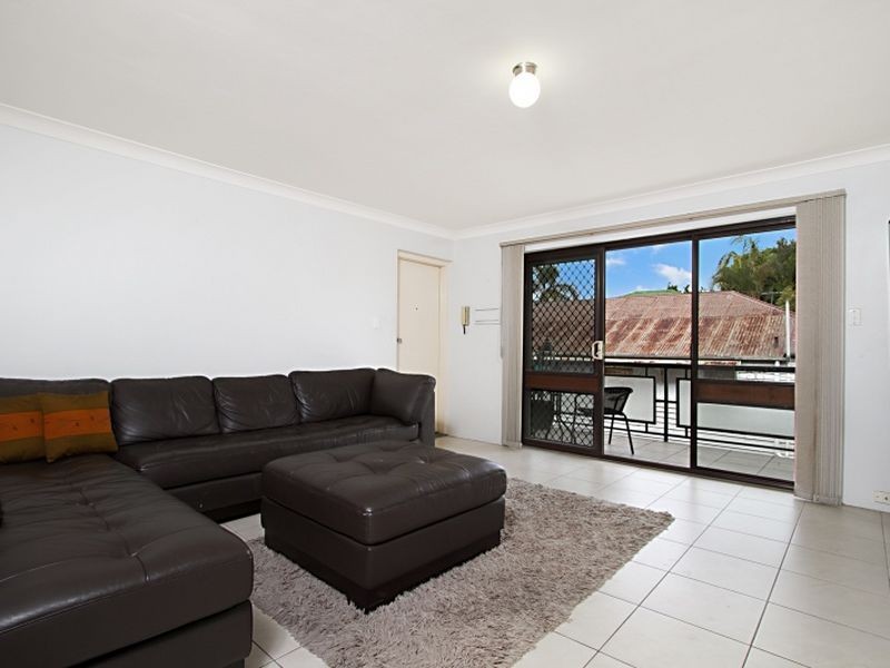 2/17 Logan Street, Greenslopes QLD 4120