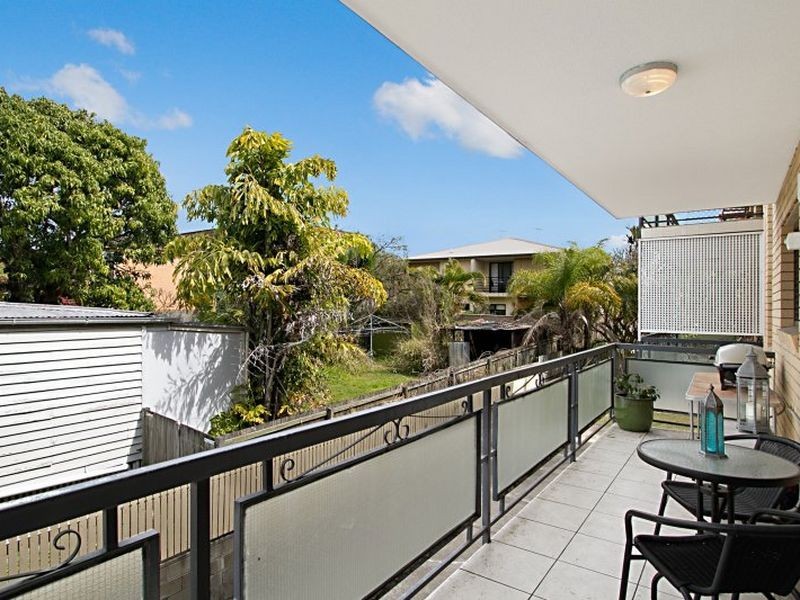 2/17 Logan Street, Greenslopes QLD 4120