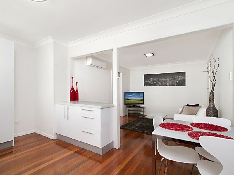 2/11 Henry Street, Greenslopes QLD 4120