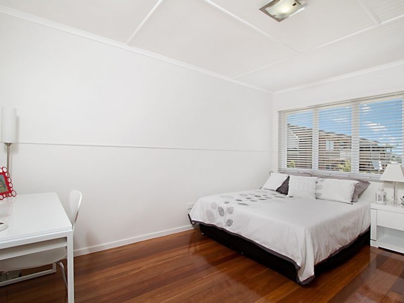 2/11 Henry Street, Greenslopes QLD 4120