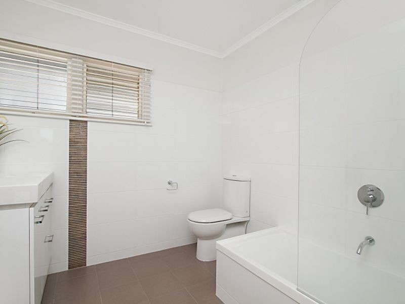 2/11 Henry Street, Greenslopes QLD 4120