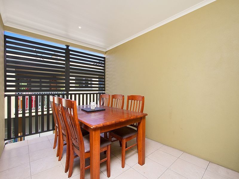 2/11 Temple Street, Coorparoo QLD 4151