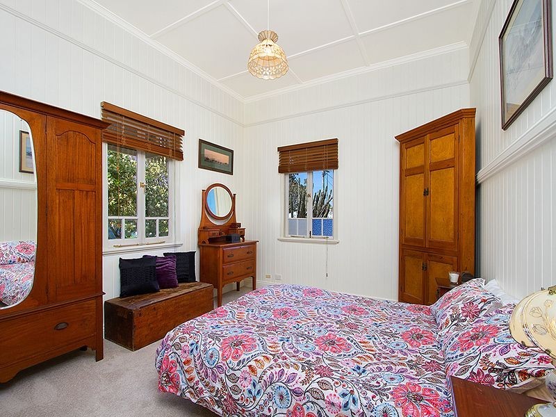 68 Real Avenue, Norman Park QLD 4170