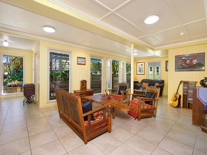 68 Real Avenue, Norman Park QLD 4170