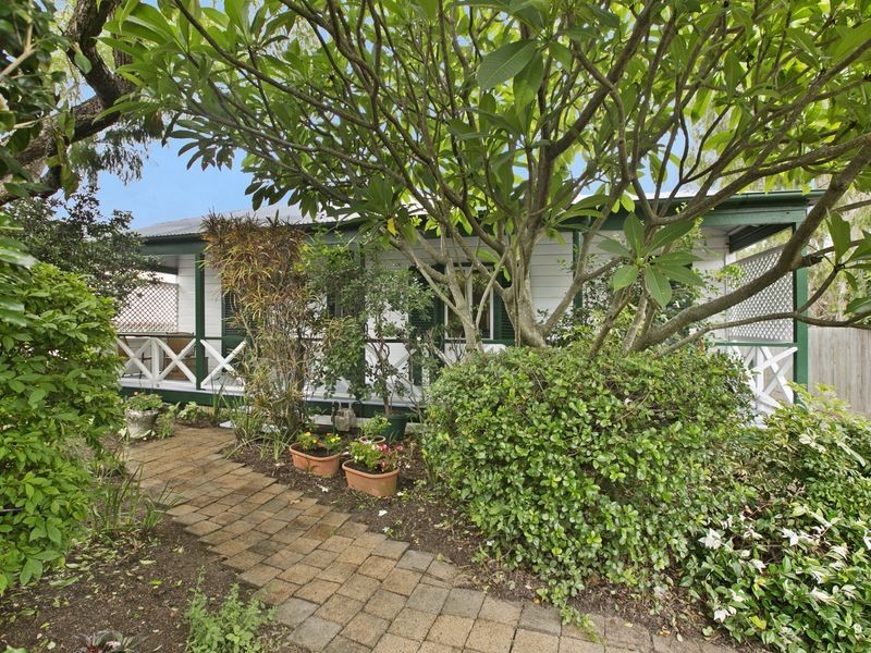16 St Leonards Street, Coorparoo QLD 4151