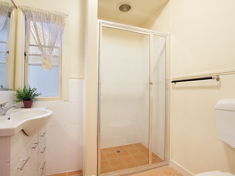 16 Pine Street, Greenslopes QLD 4120