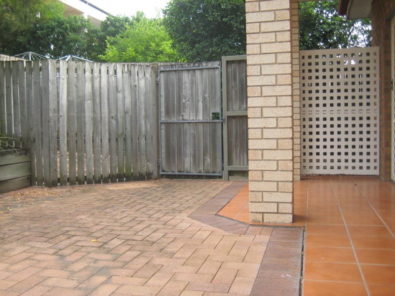 2/16 Knowsley Street, Greenslopes QLD 4120