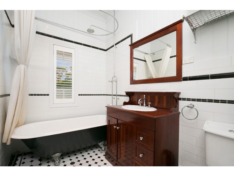 4 Frank Street, Norman Park QLD 4170