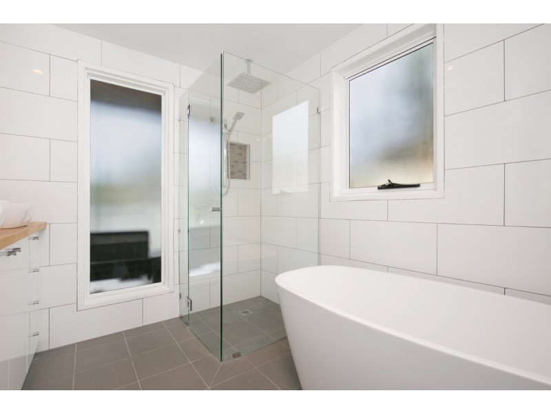 4 Frank Street, Norman Park QLD 4170