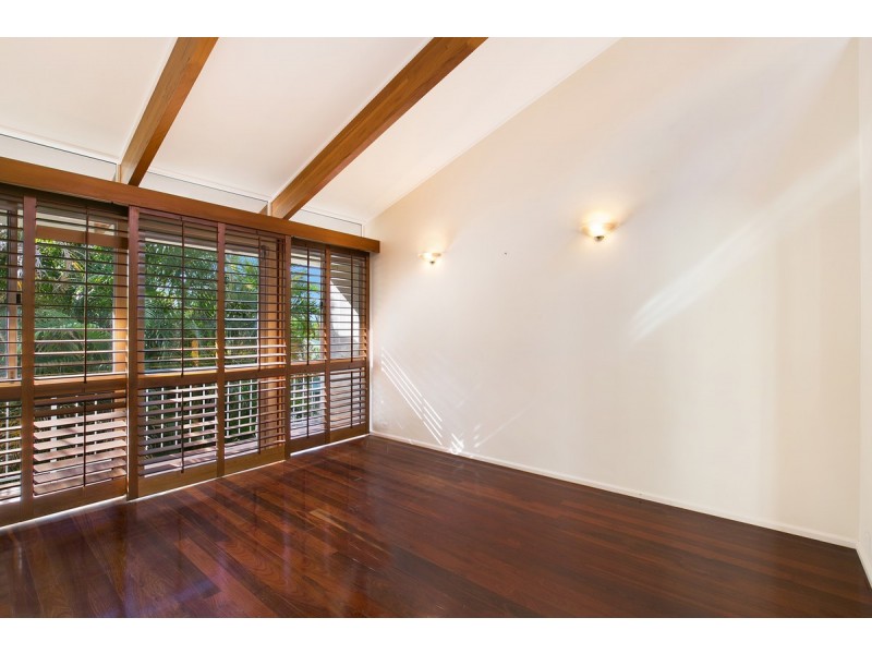 32 Henzell Terrace, Greenslopes QLD 4120