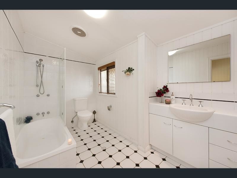 80 Abbotsleigh Street, Holland Park QLD 4121