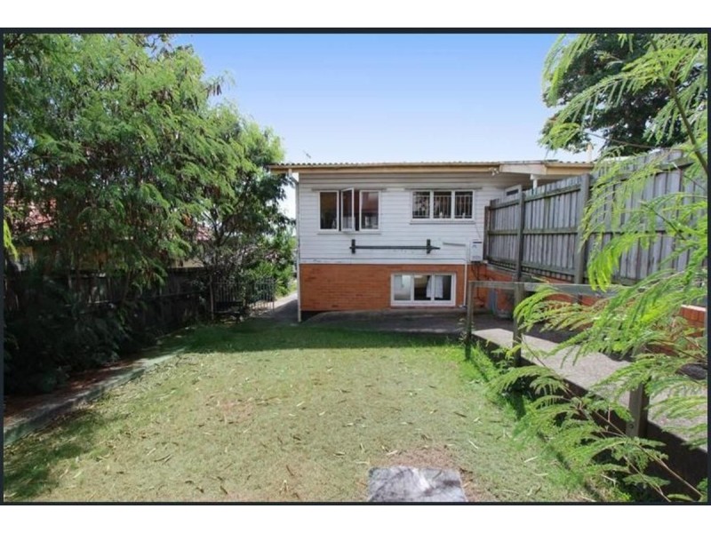 8B Brinawa Street, Camp Hill QLD 4152