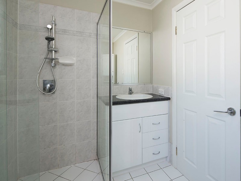 2/20 Robinson Street, Coorparoo QLD 4151