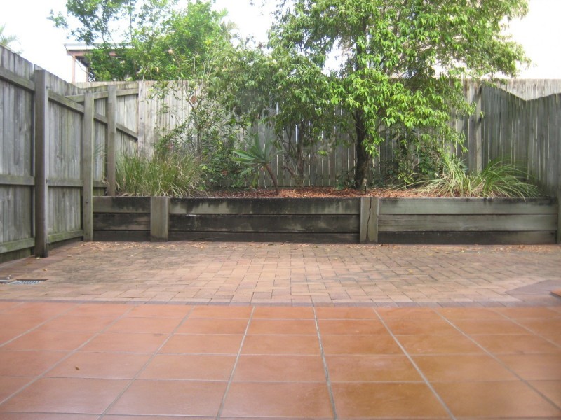 2/16 Knowsley Street, Greenslopes QLD 4120