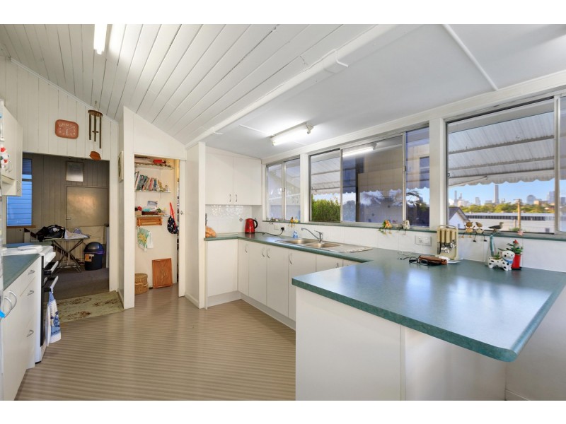 42 Ninth Avenue, Coorparoo QLD 4151