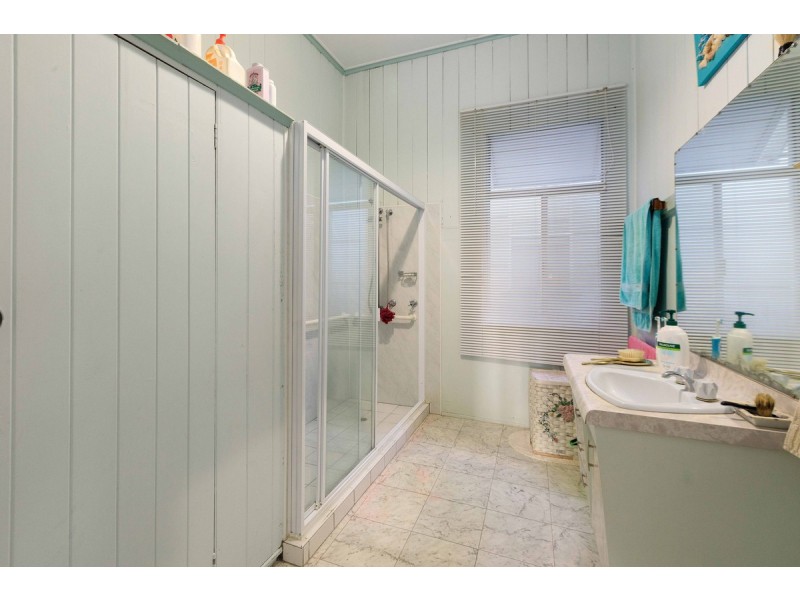 42 Ninth Avenue, Coorparoo QLD 4151