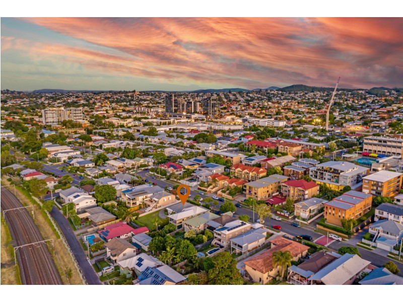 42 Ninth Avenue, Coorparoo QLD 4151