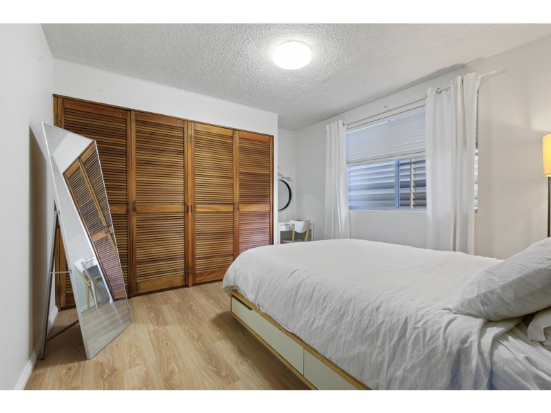 2/76 Kitchener Street, Coorparoo QLD 4151