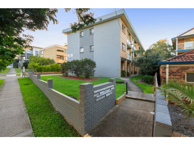 2/76 Kitchener Street, Coorparoo QLD 4151