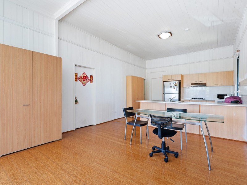 31 Kitchener Street, Coorparoo QLD 4151