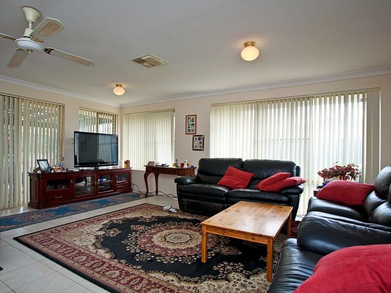 2 Cradle Close, Alexander Heights WA 6064