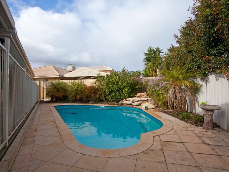 8 Porpoise Court, Coogee WA 6166