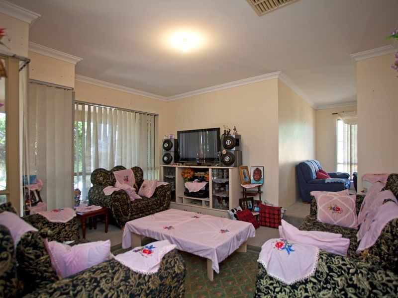 18 Claredon Court, Alexander Heights WA 6064