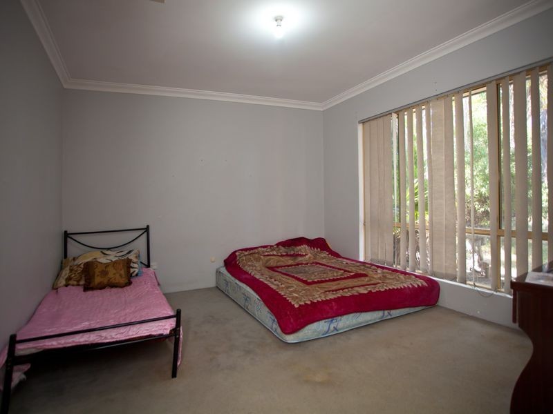 18 Claredon Court, Alexander Heights WA 6064