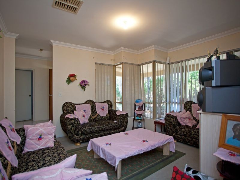 18 Claredon Court, Alexander Heights WA 6064