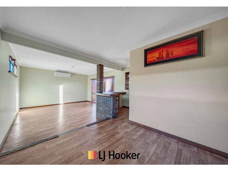 28 Mereworth Way, Girrawheen WA 6064