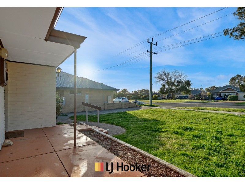 28 Mereworth Way, Girrawheen WA 6064