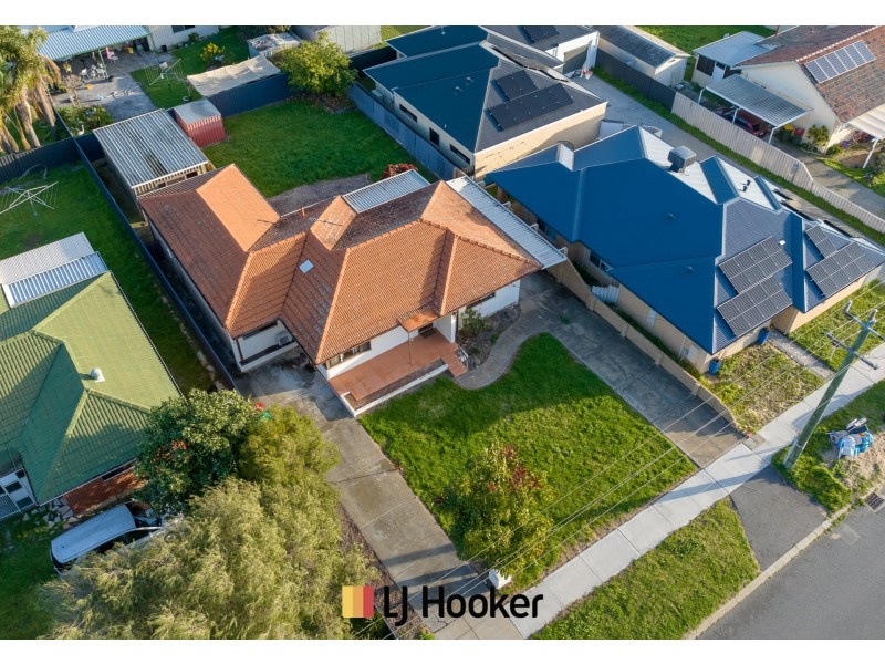 28 Mereworth Way, Girrawheen WA 6064