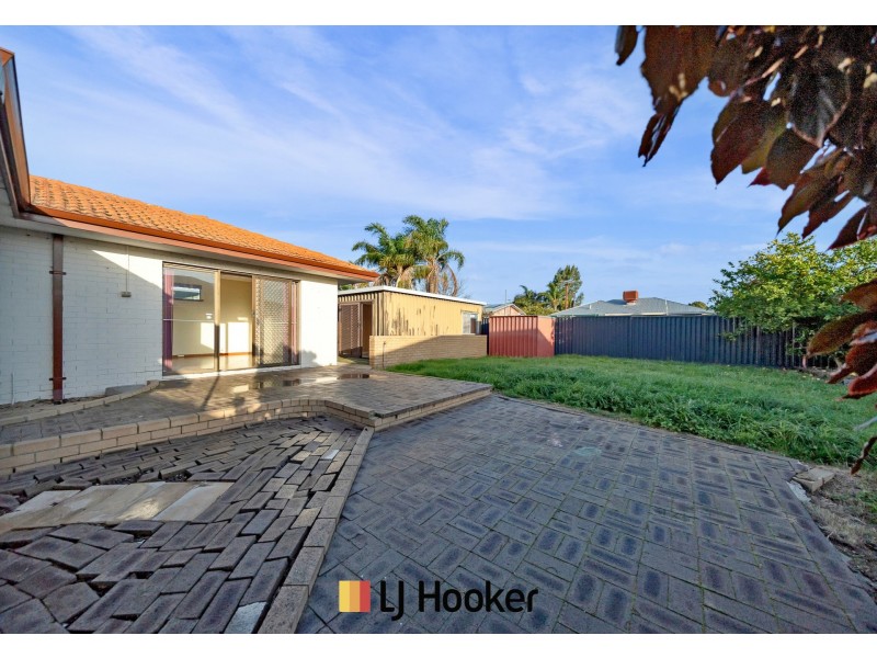 28 Mereworth Way, Girrawheen WA 6064